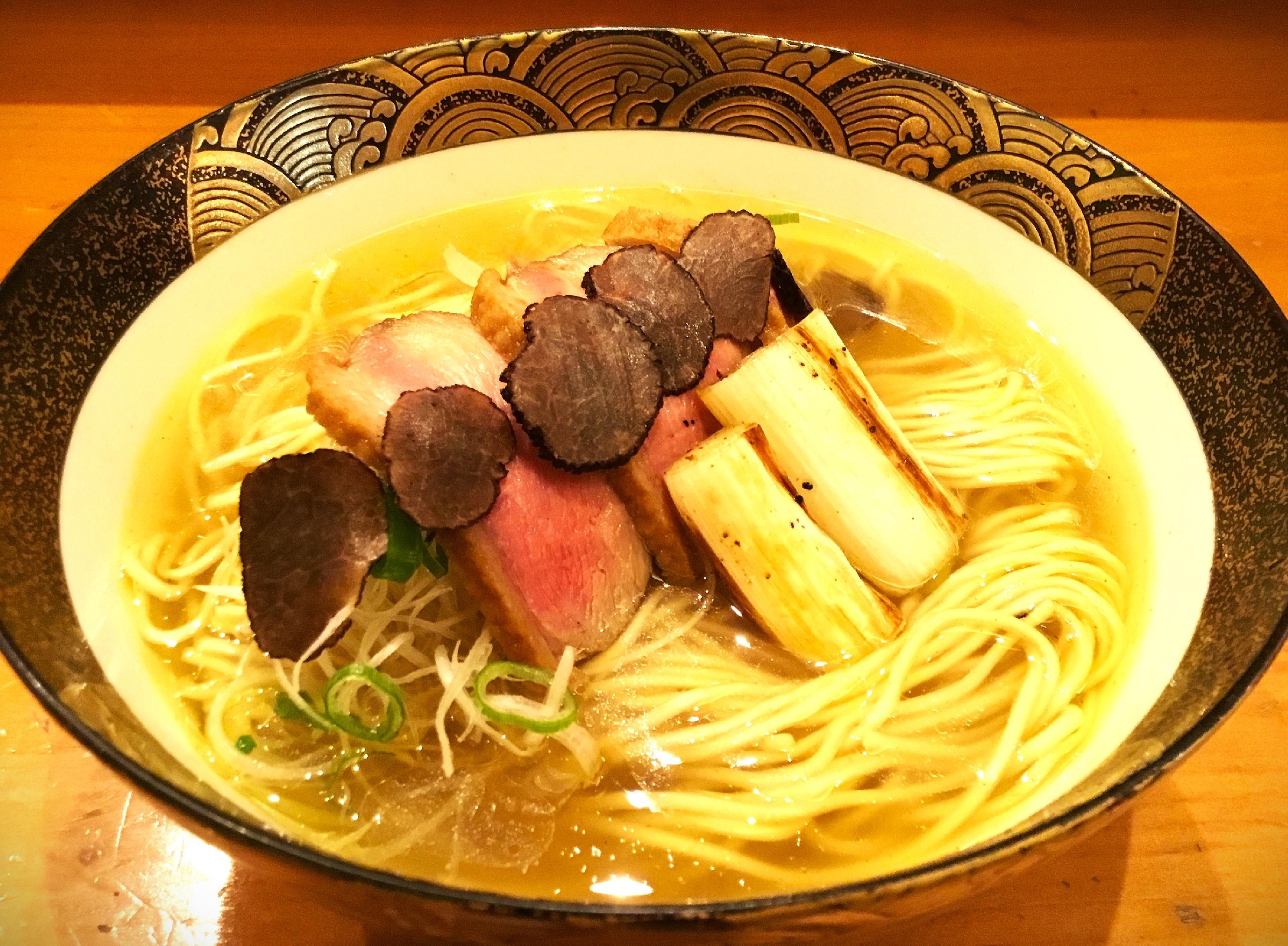 1月より　季節限定【鴨とトリュフの塩ラーメン】